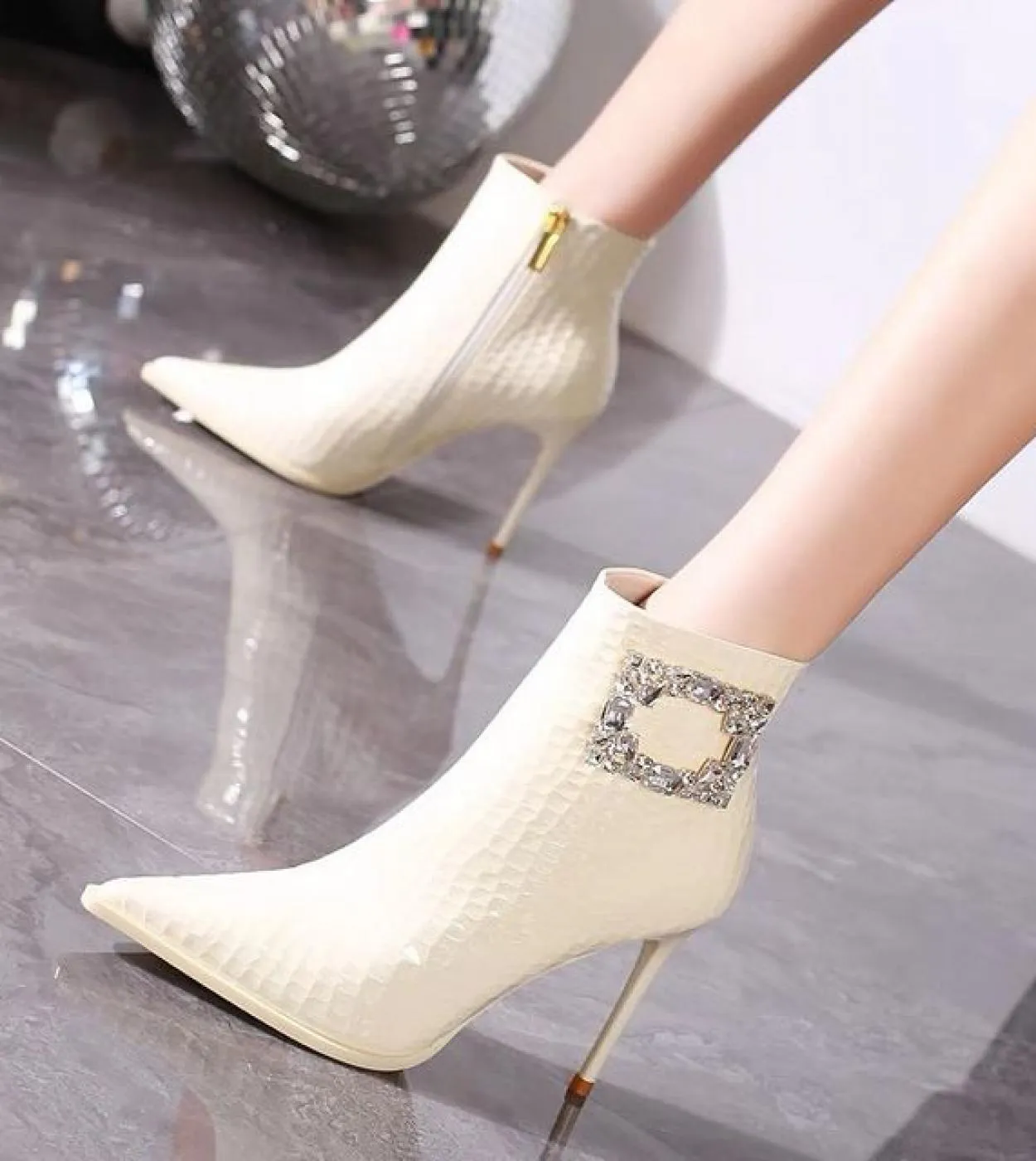 2022 new women's boots, pointy-toe stiletto ankle boots for winter in glossy leather fashion.
