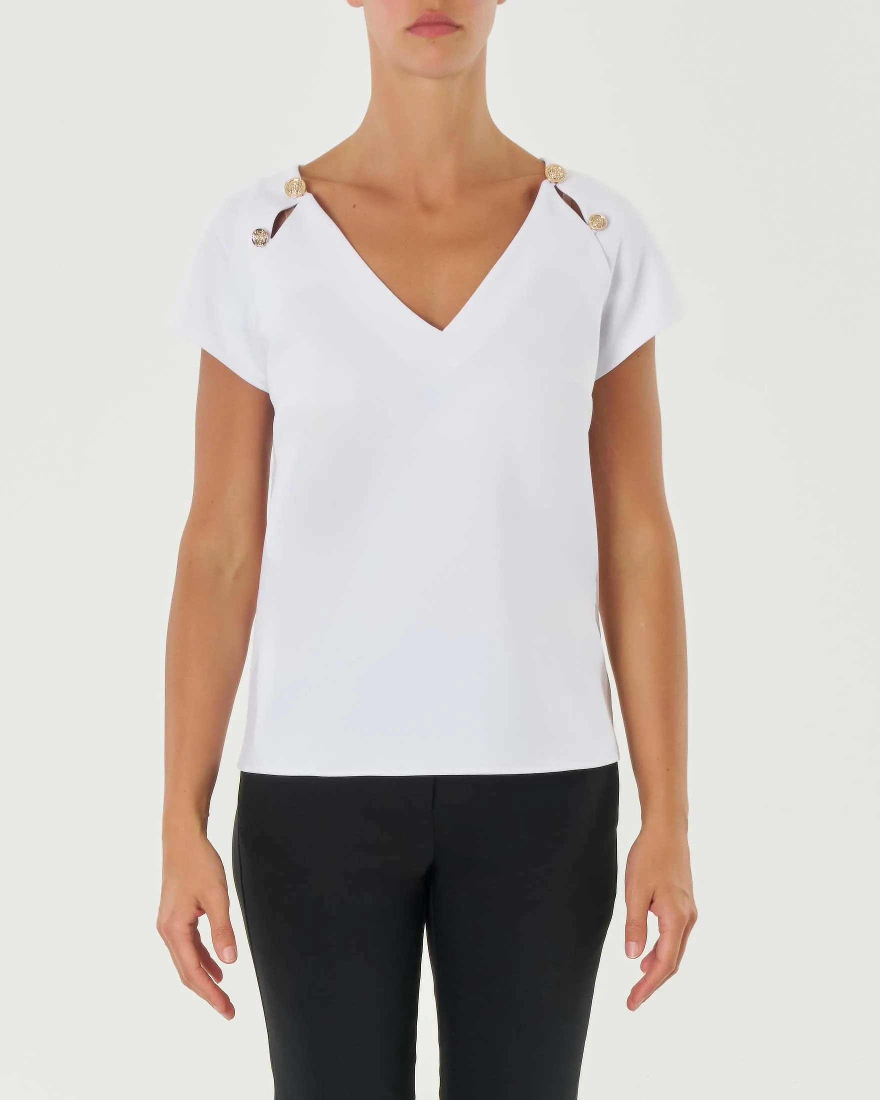 Blusa bianca in crêpe con scollo a V e bottoni gioiello applicati sul giromanica