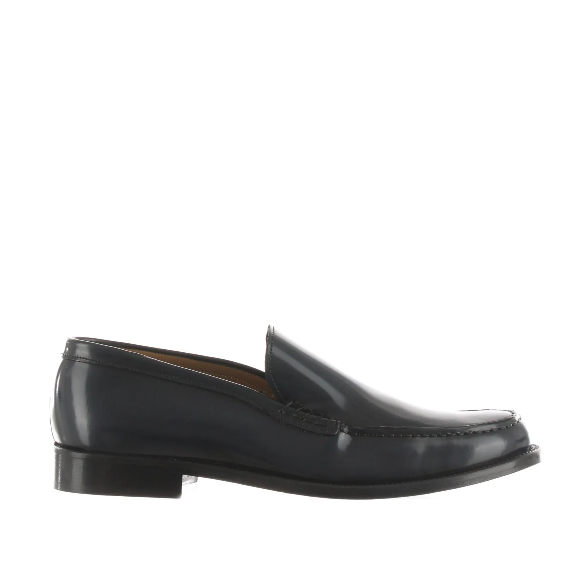 Brushed semi-gloss leather moccasin.
