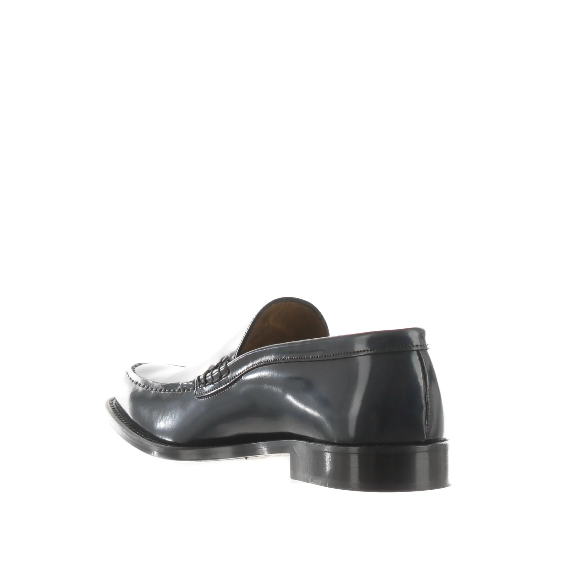 Brushed semi-gloss leather moccasin.