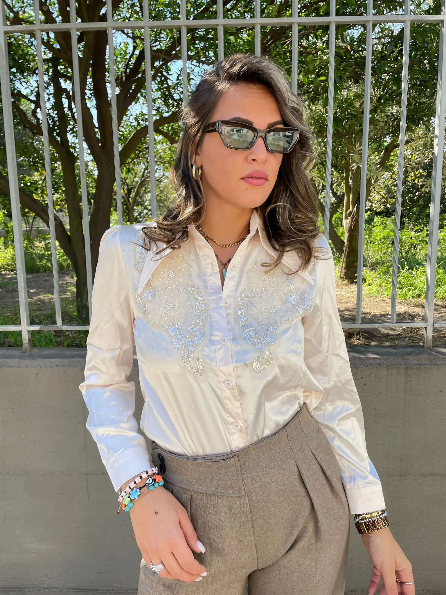 Camicia in simil raso con decorazioni tono su tono