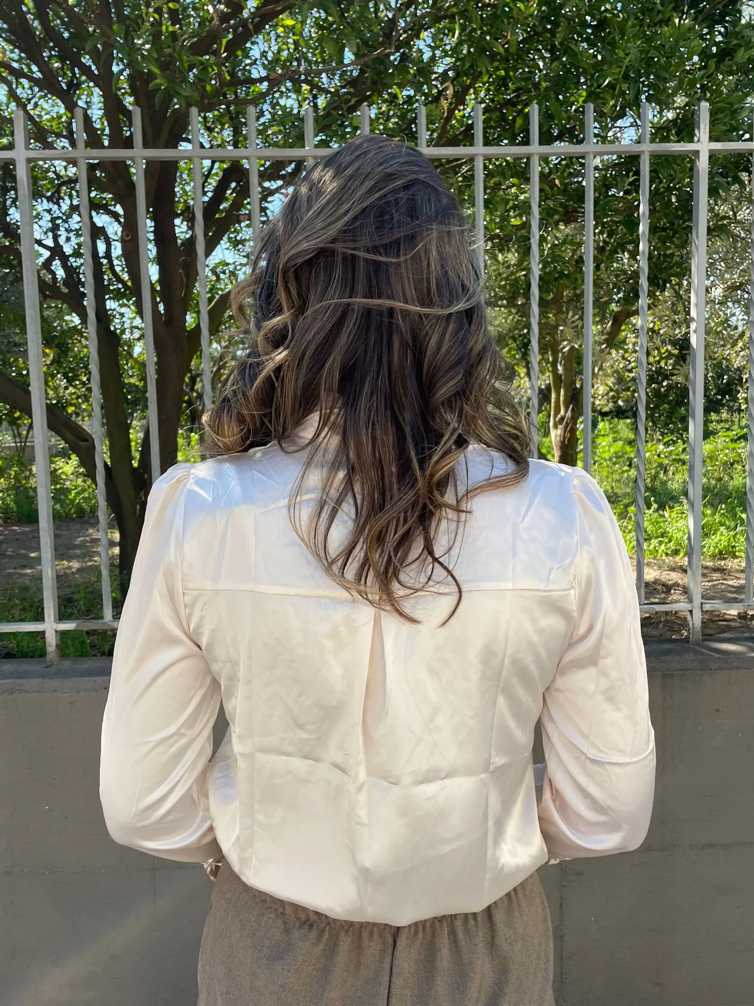 Camicia in simil raso con decorazioni tono su tono
