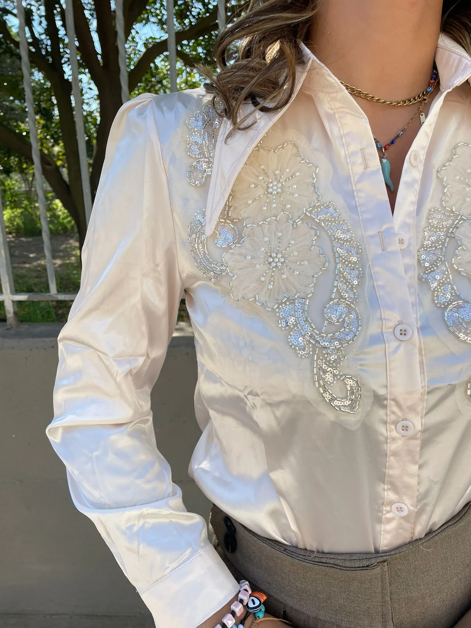 Camicia in simil raso con decorazioni tono su tono