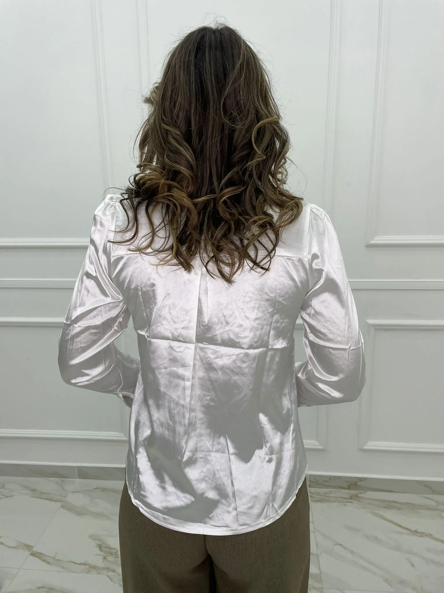 Camicia in simil raso con decorazioni tono su tono
