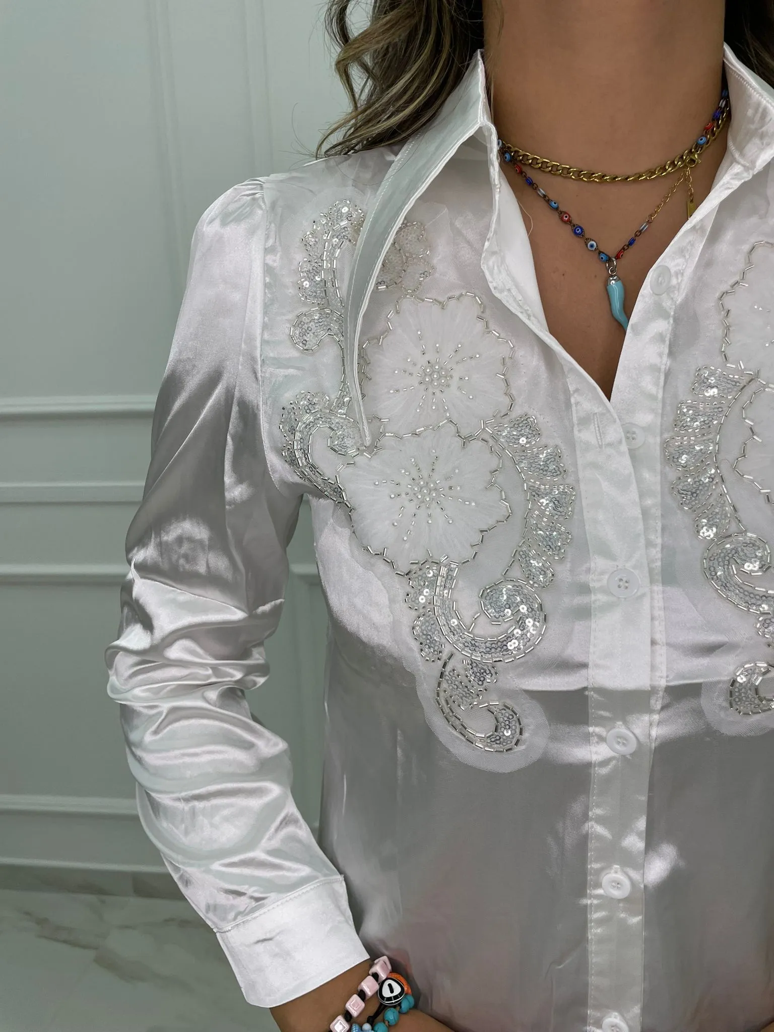 Camicia in simil raso con decorazioni tono su tono