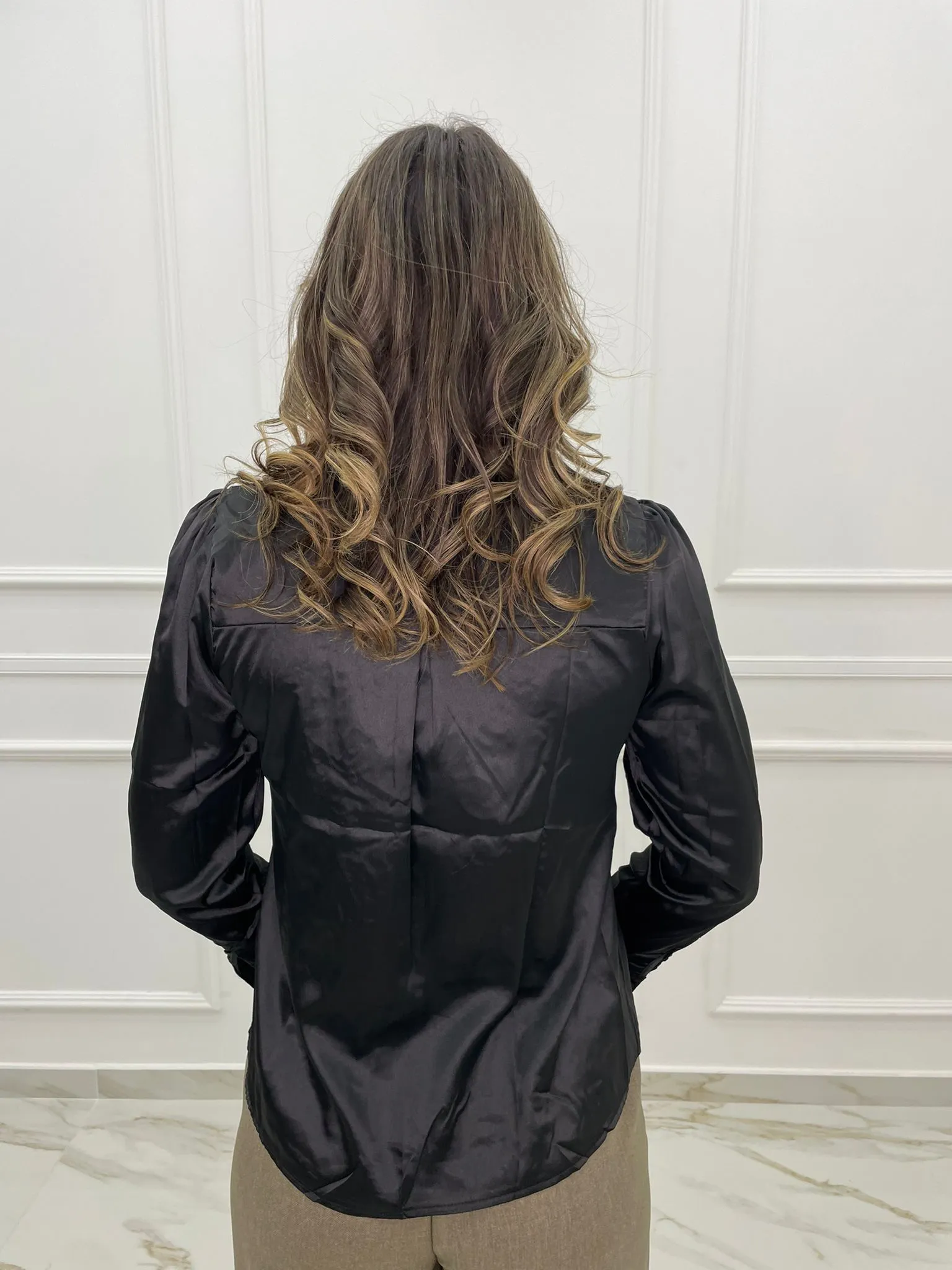Camicia in simil raso con decorazioni tono su tono
