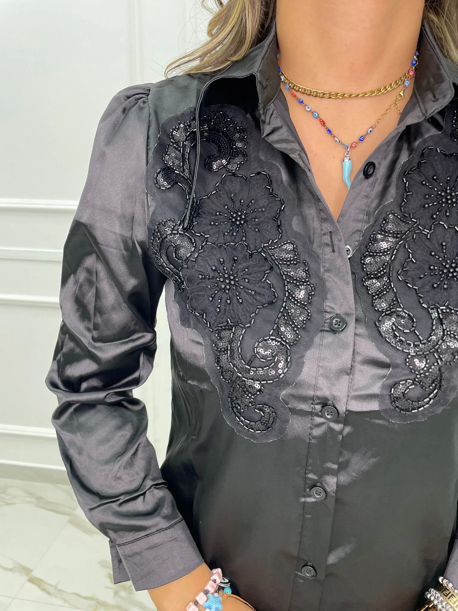 Camicia in simil raso con decorazioni tono su tono