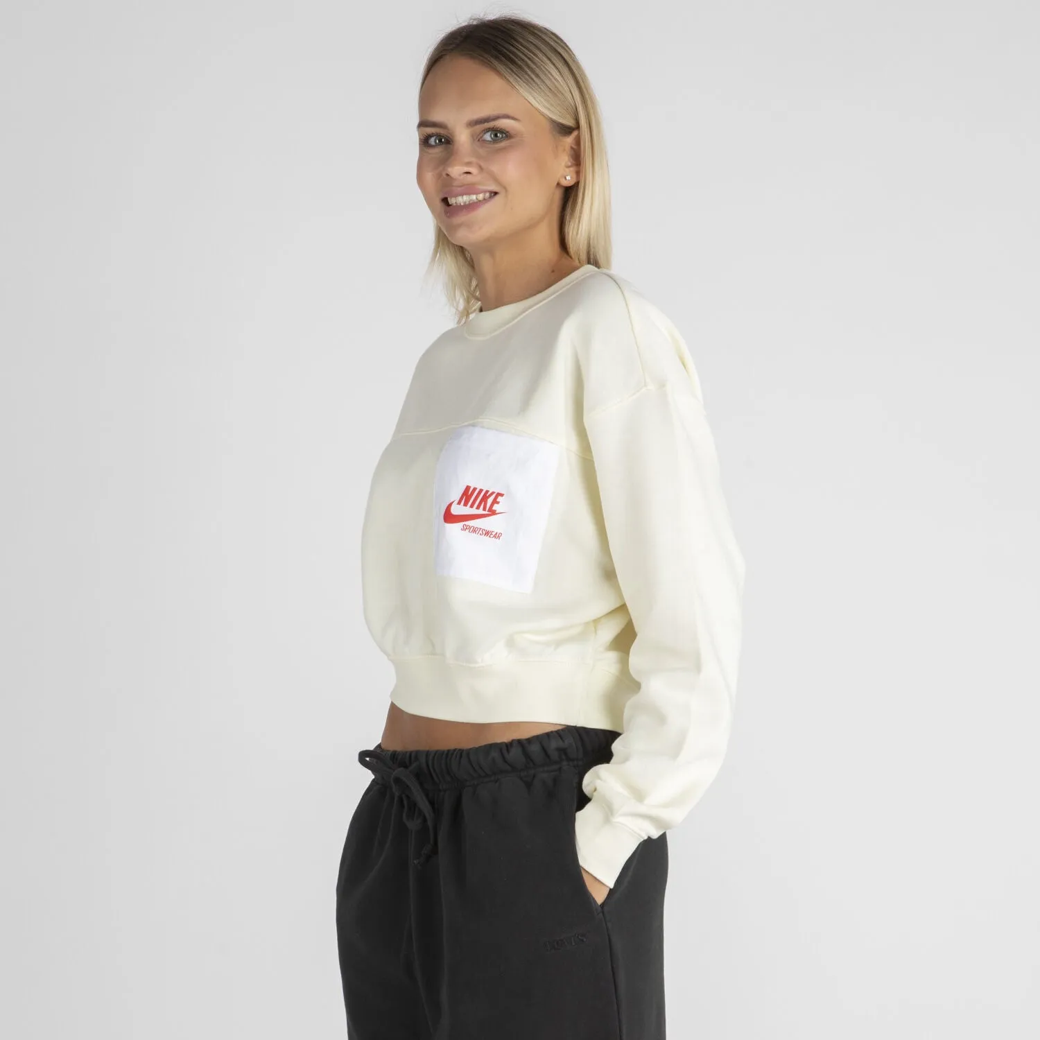 Cropped women's sweatshirt with logo pocket.