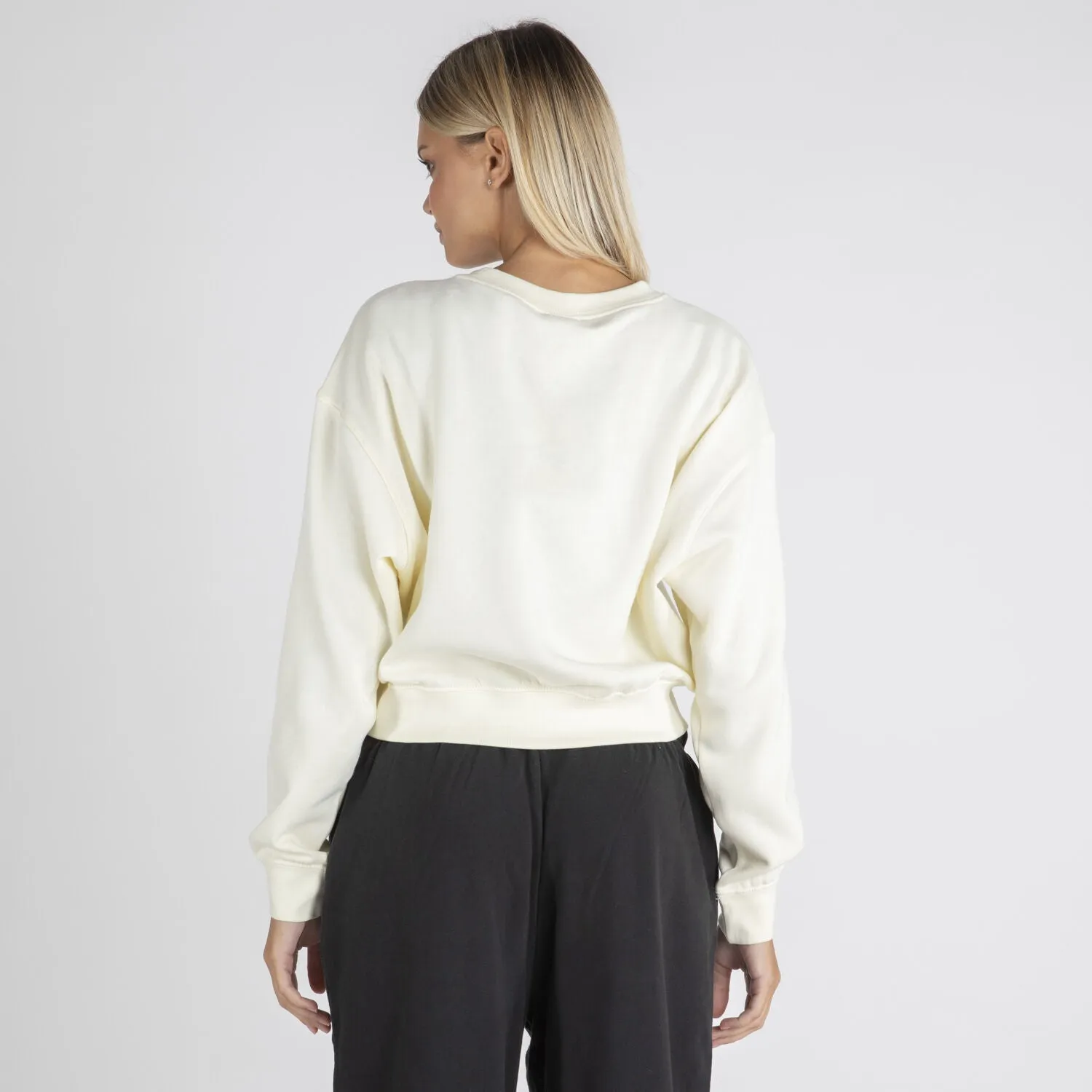 Cropped women's sweatshirt with logo pocket.