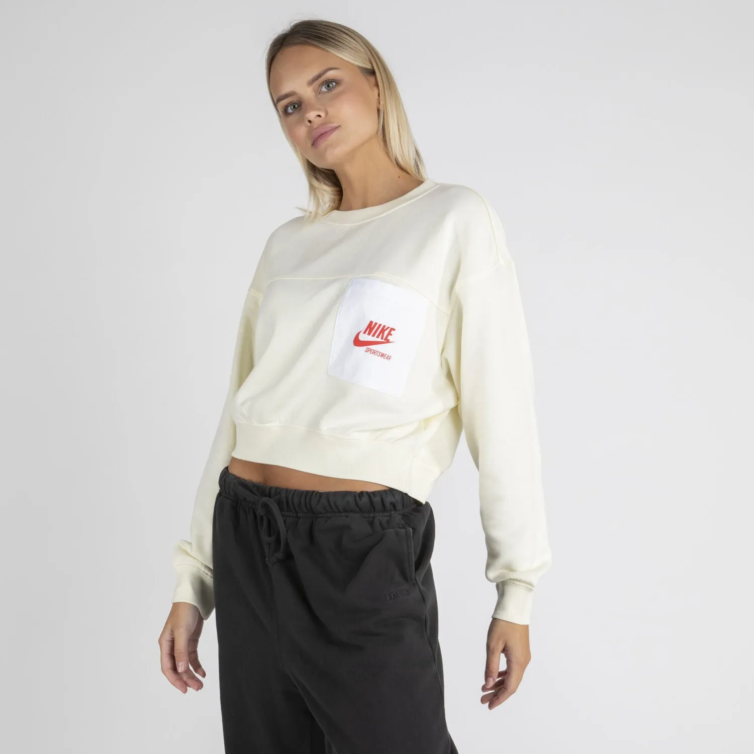Cropped women's sweatshirt with logo pocket.