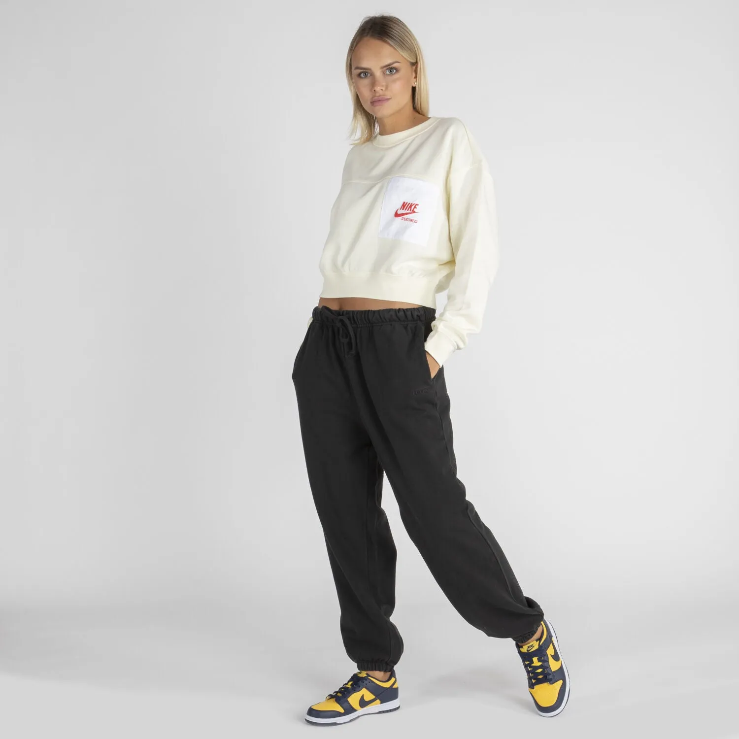 Cropped women's sweatshirt with logo pocket.