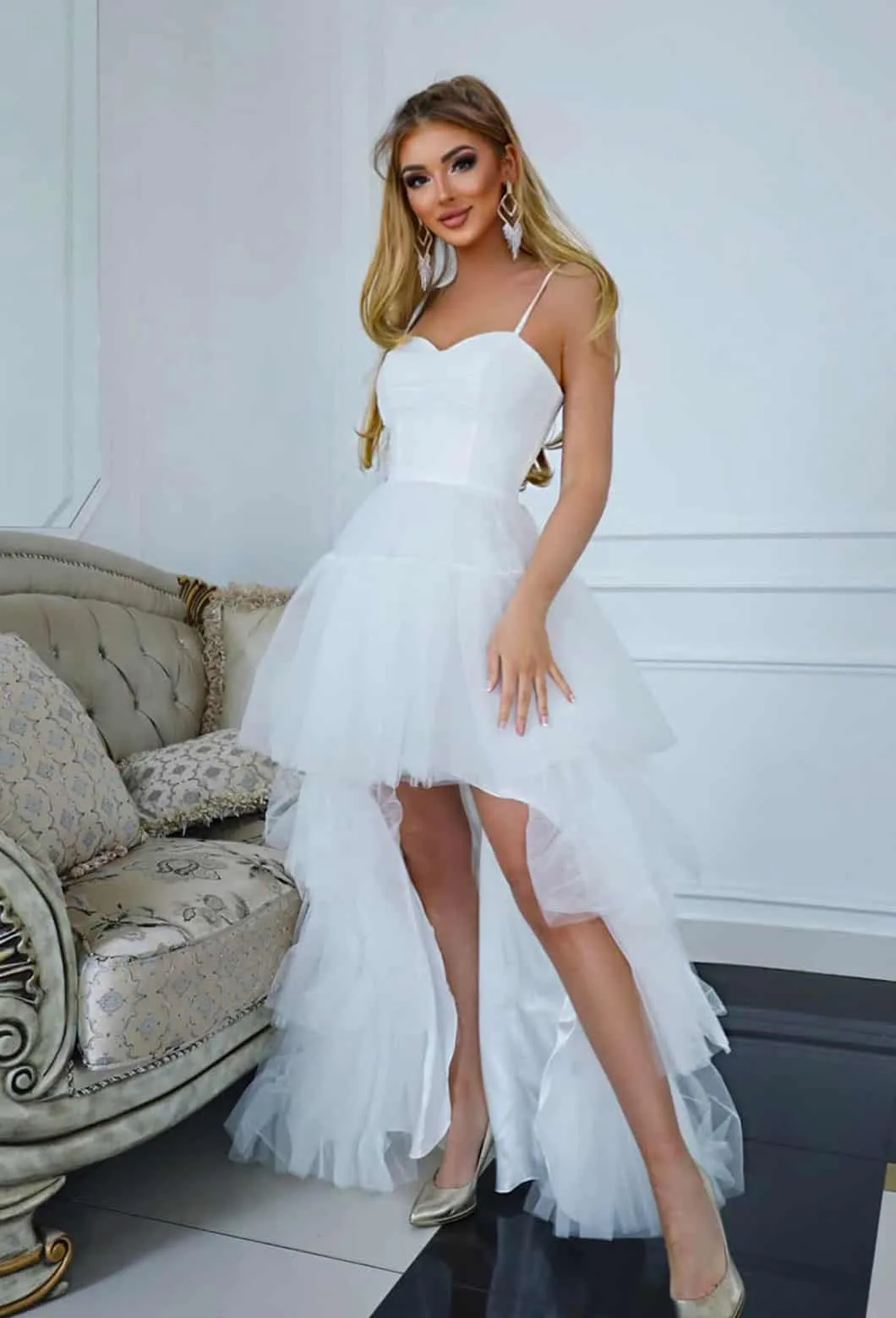 Elegant asymmetrical tulle dress.