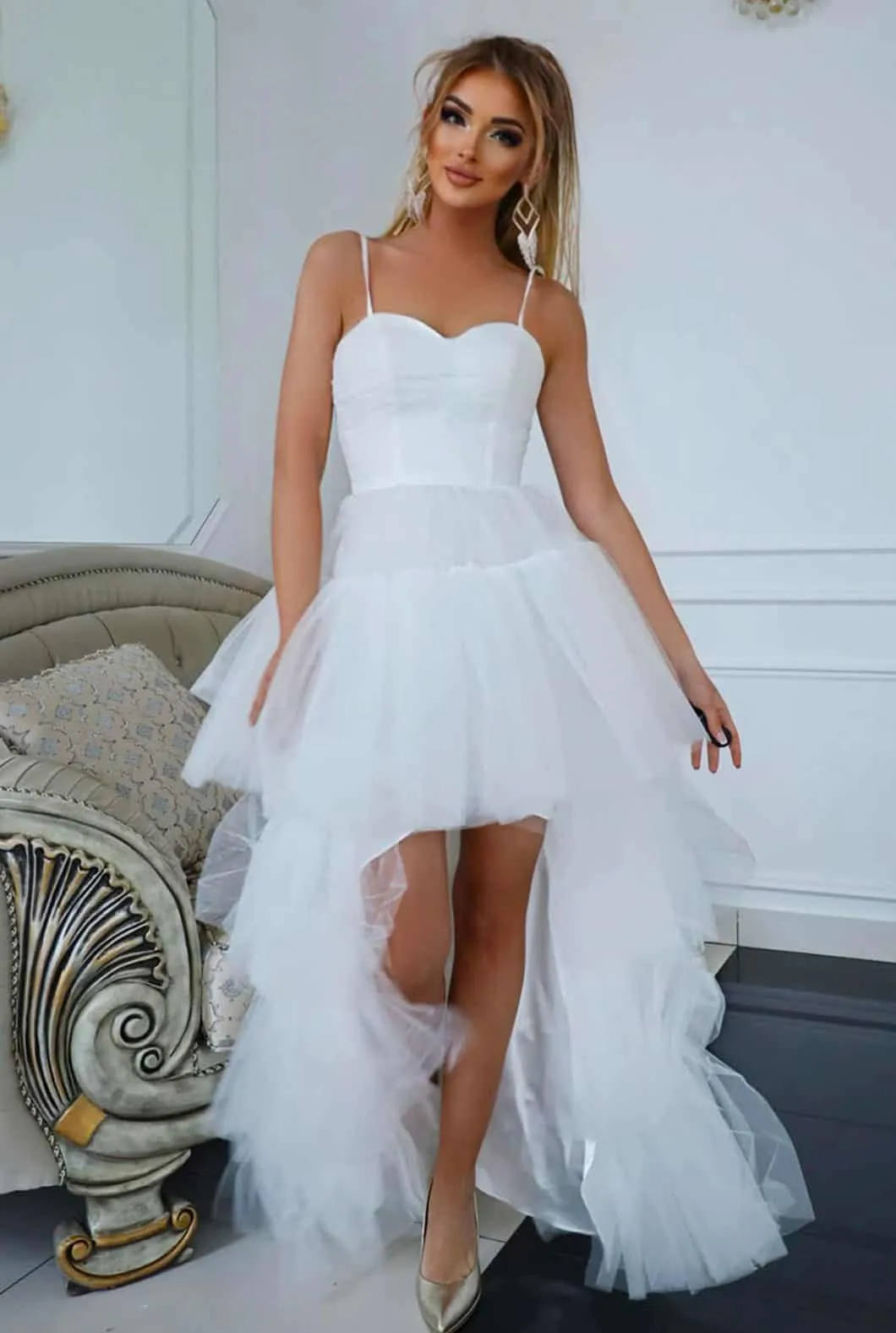Elegant asymmetrical tulle dress.