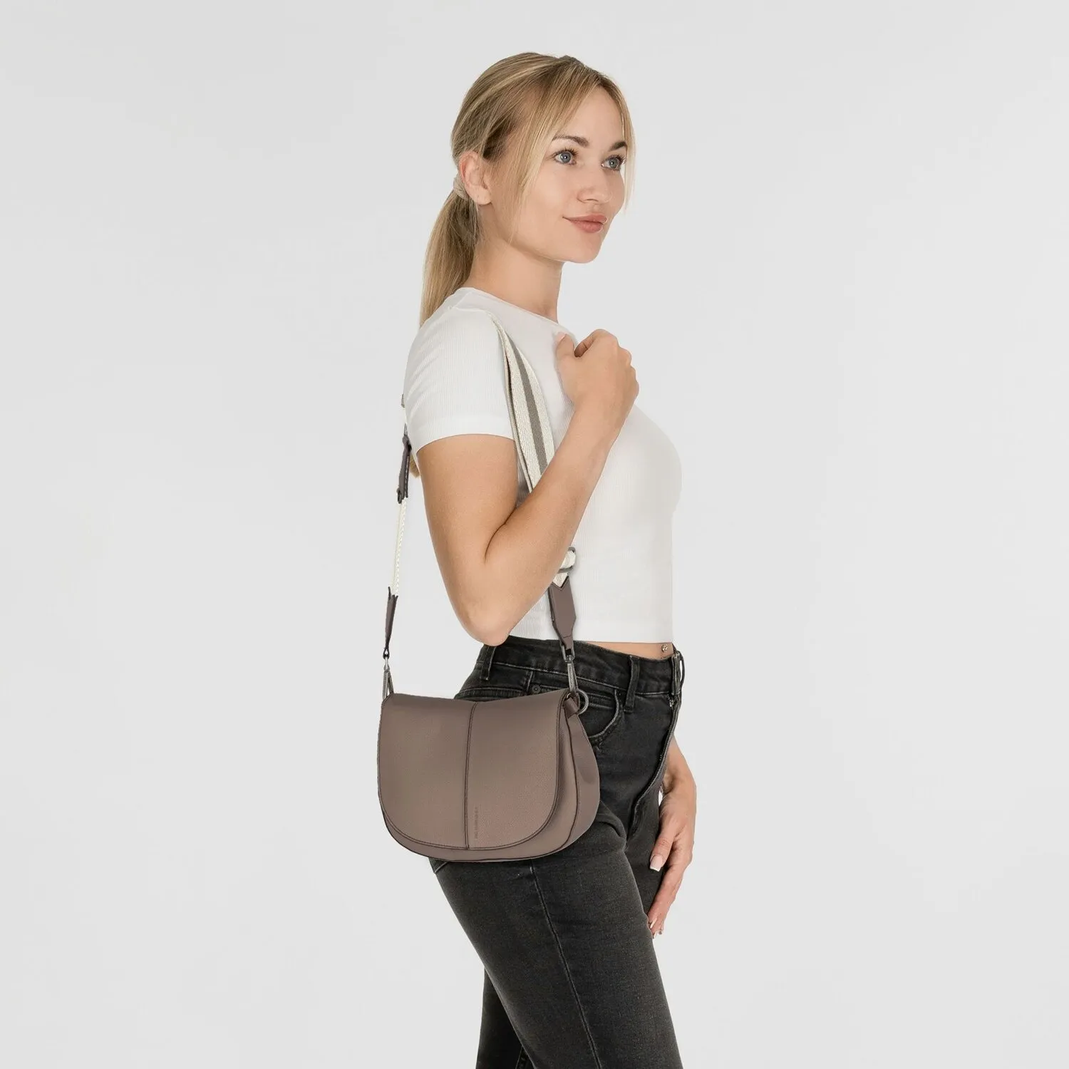 FredsBruder Bestie Leather Crossbody Bag 26 cm