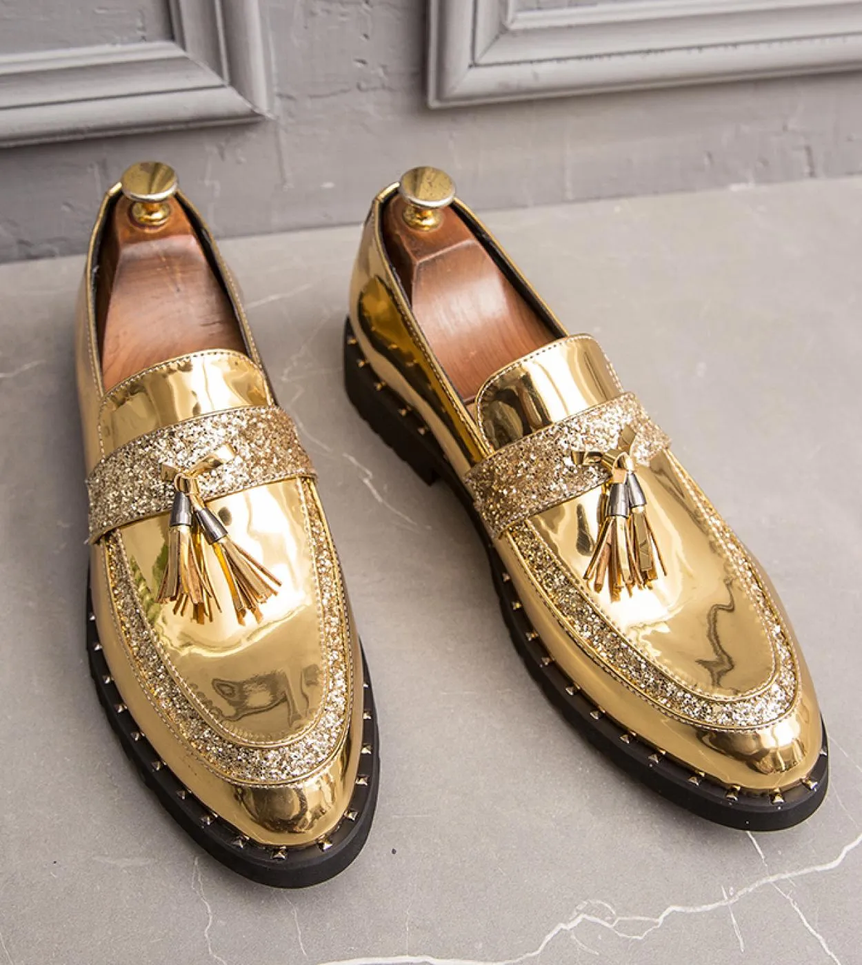 Golden leather fashion men's shoes with tassels and sequins, handmade soft non-slip leather casual loafers