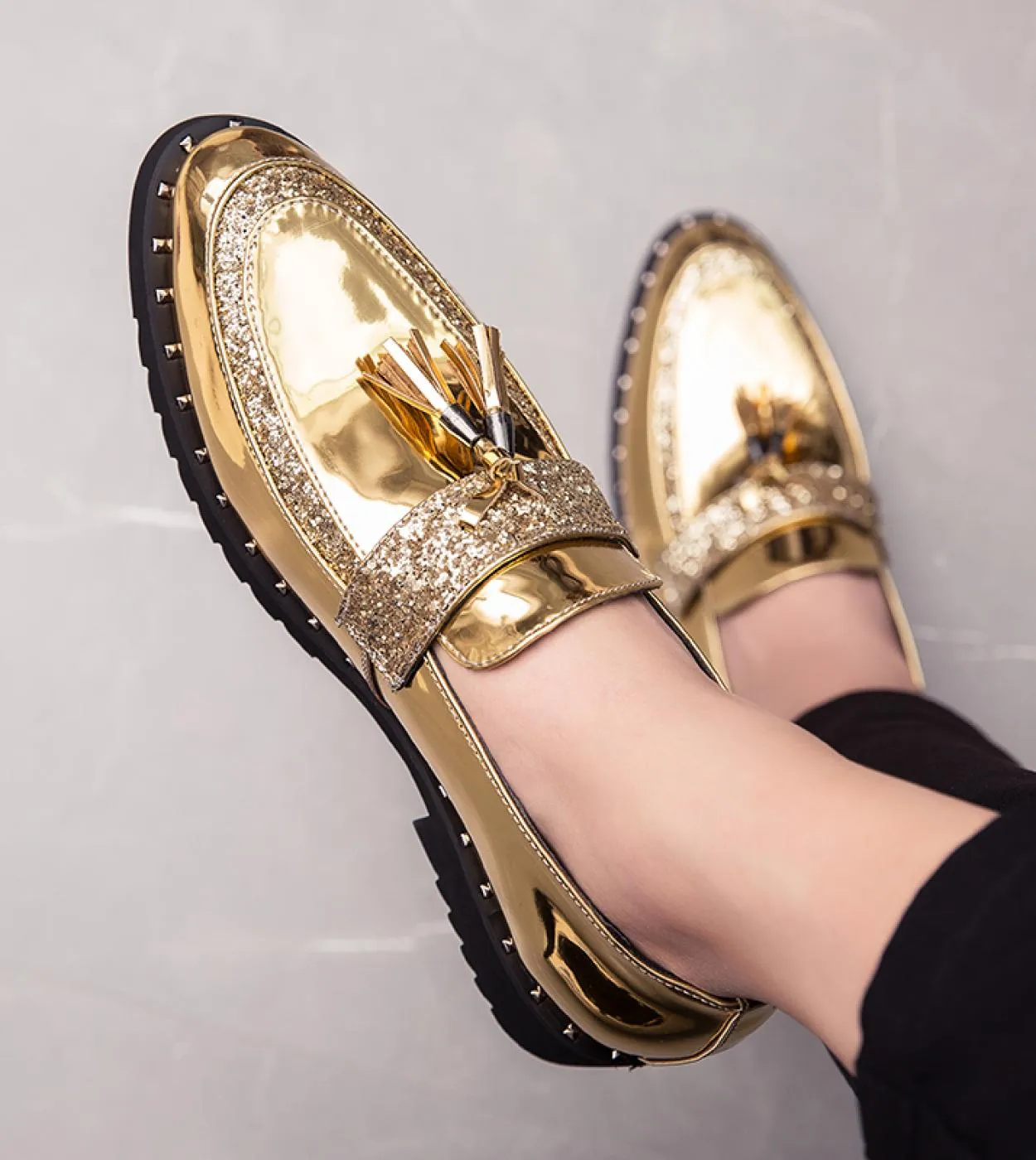 Golden leather fashion men's shoes with tassels and sequins, handmade soft non-slip leather casual loafers