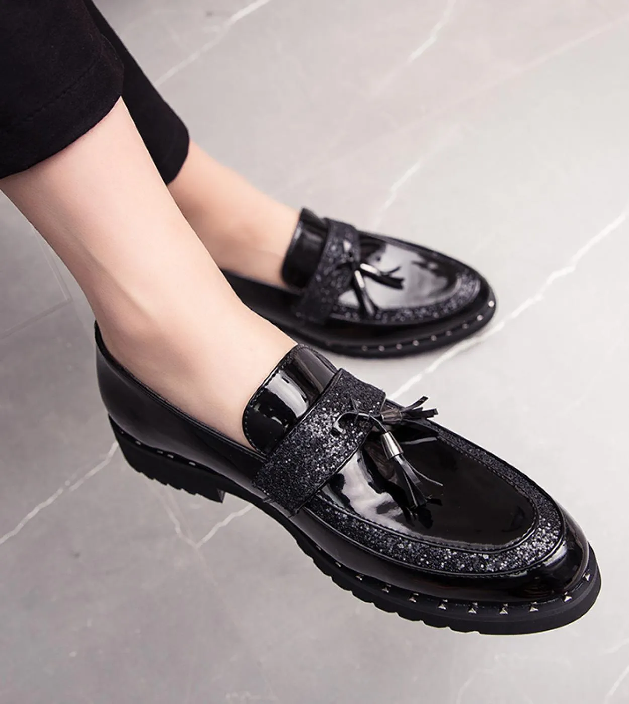 Golden leather fashion men's shoes with tassels and sequins, handmade soft non-slip leather casual loafers