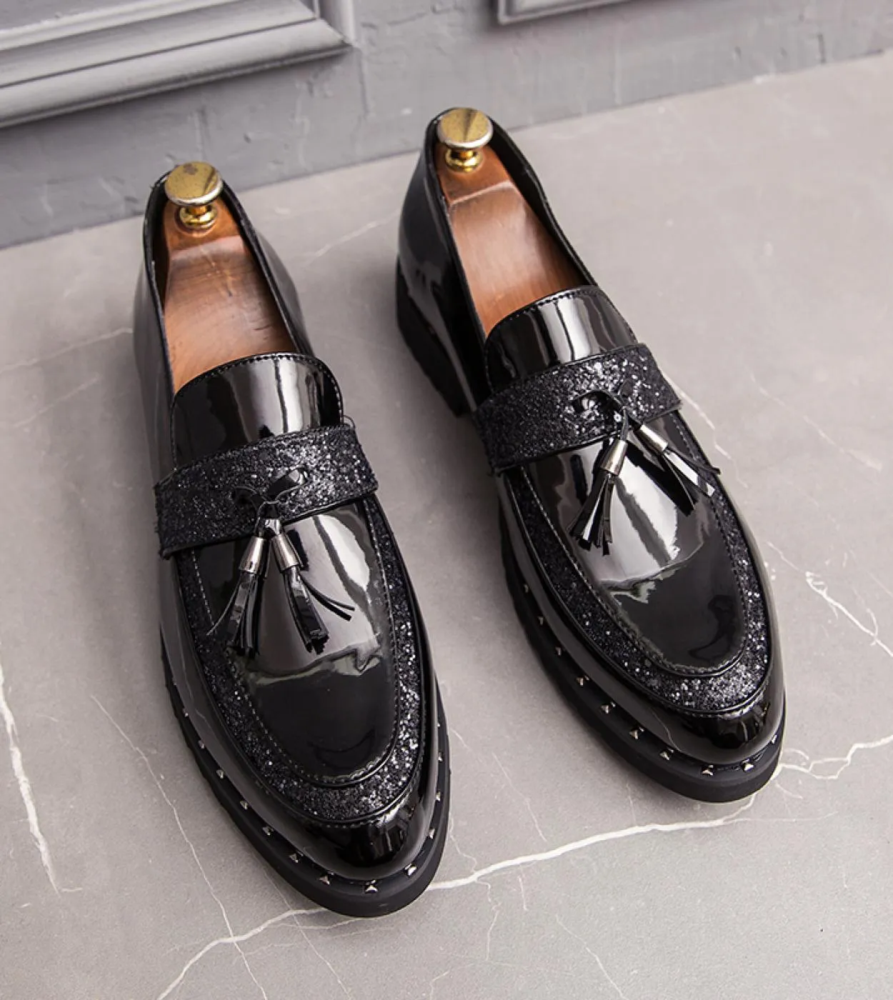 Golden leather fashion men's shoes with tassels and sequins, handmade soft non-slip leather casual loafers