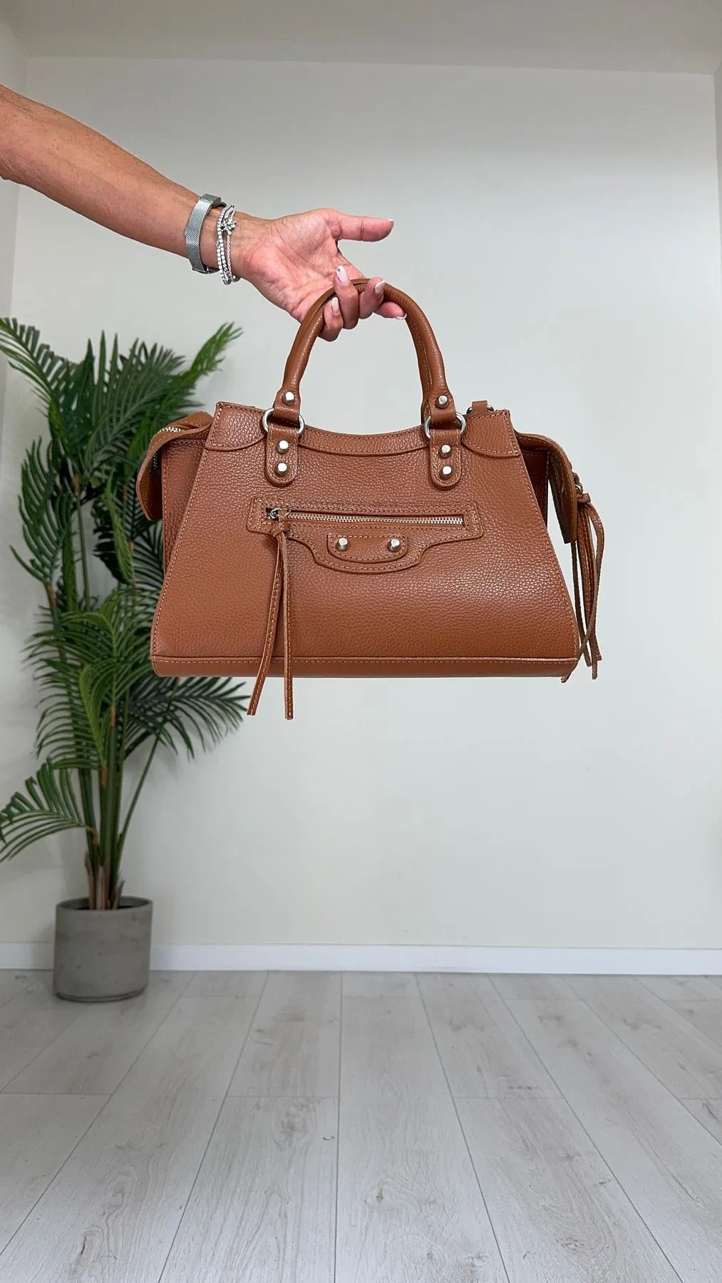 HIGH GARDEN - 4117 - MEDIUM BAG IN PELLE CON BORCHIETTE E TASCA DAVANTI CON ZIP