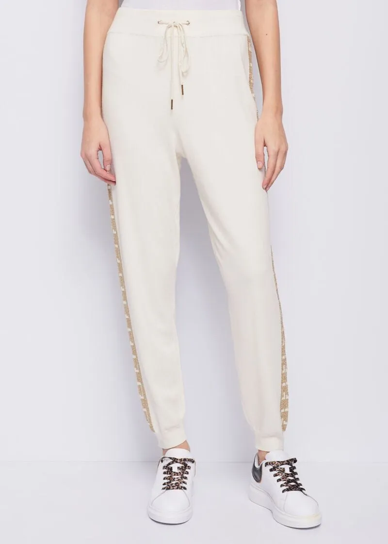 Jogging pants made of yarn.