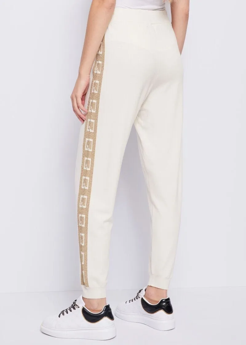 Jogging pants made of yarn.