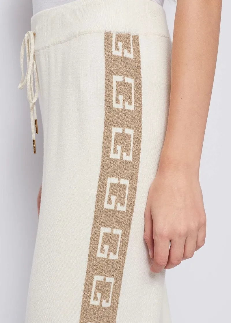 Jogging pants made of yarn.
