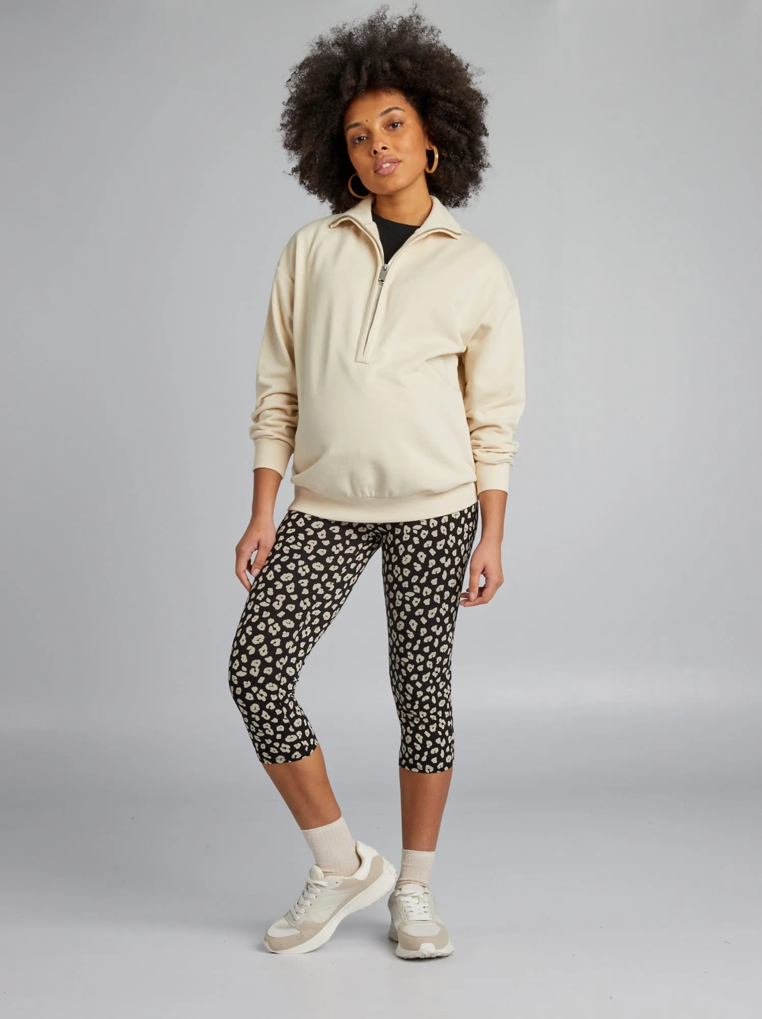 Maternity sweatshirt with high collar and zip - beige