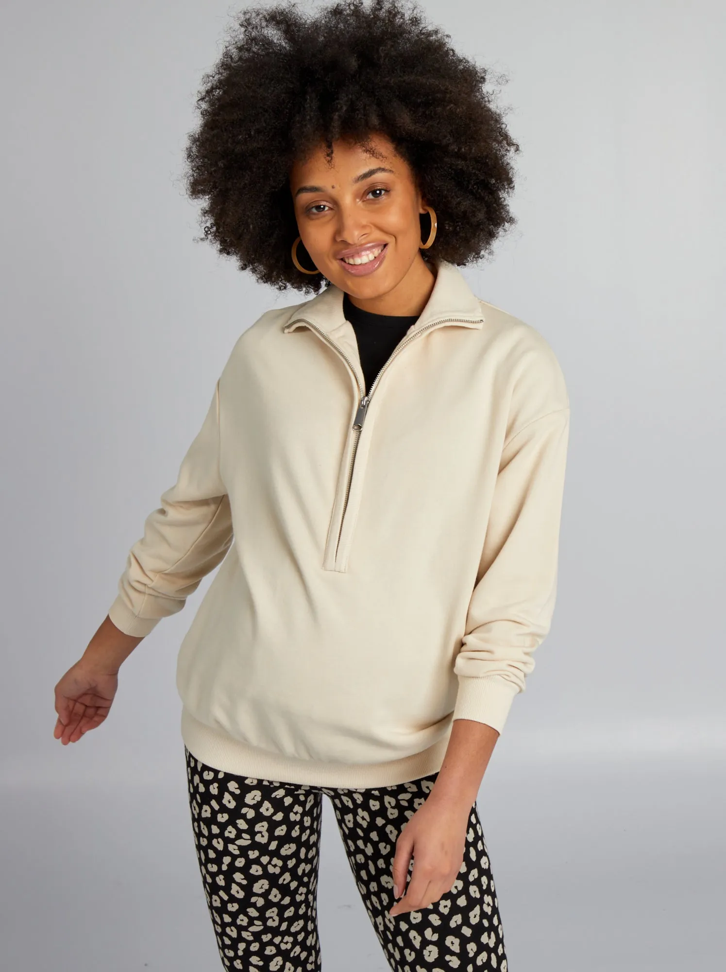 Maternity sweatshirt with high collar and zip - beige