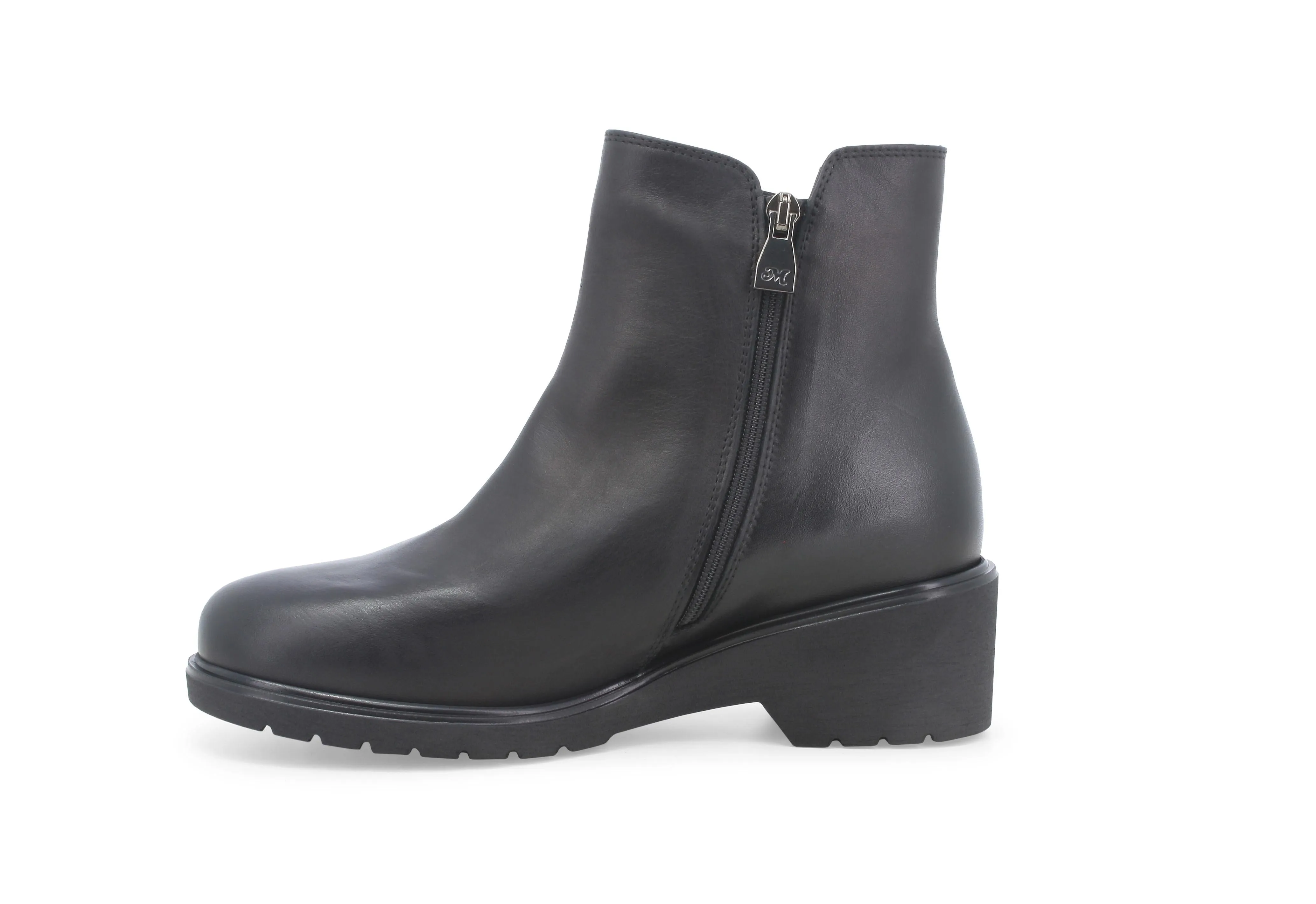 Melluso leather ankle boots with zip closure and external elastic.