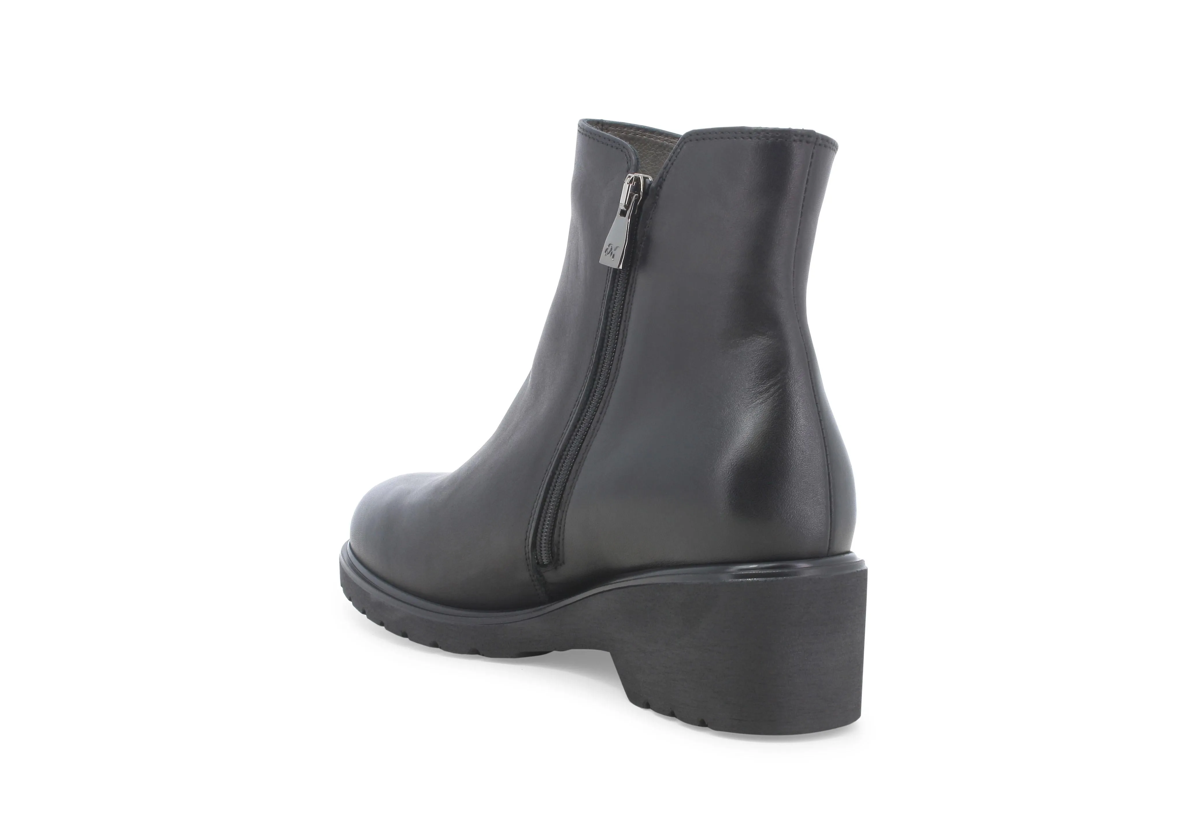 Melluso leather ankle boots with zip closure and external elastic.