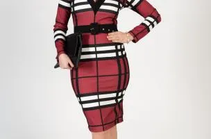 midi elegant dress with checkered print and V-neck in Bordeaux color