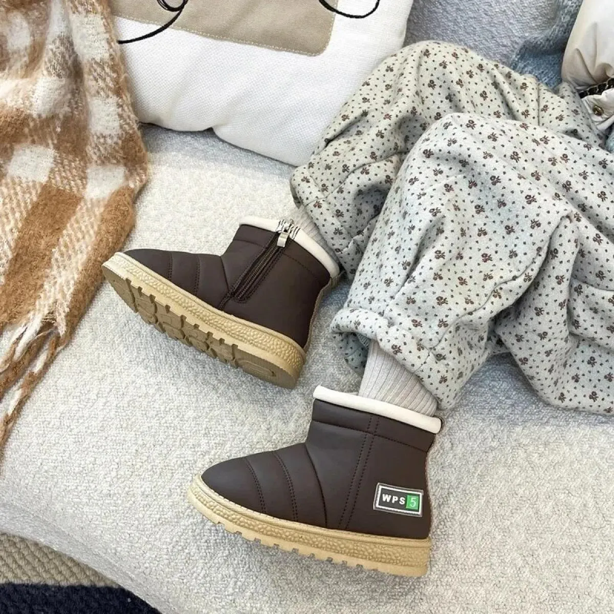 New classic sewn children's snow boots, cute warm casual short boots for girls.