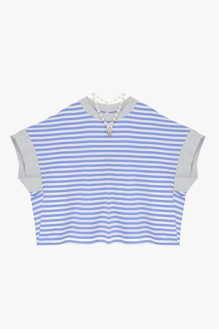 Oversized striped sweatshirt with contrasting hem and necklace.