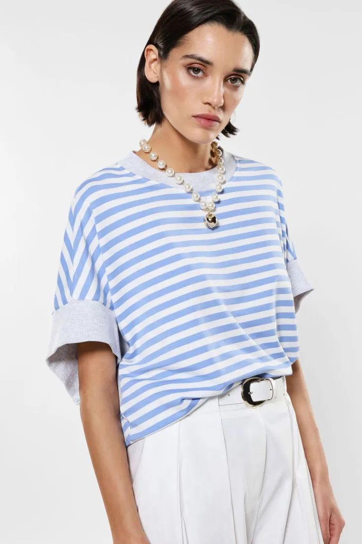 Oversized striped sweatshirt with contrasting hem and necklace.