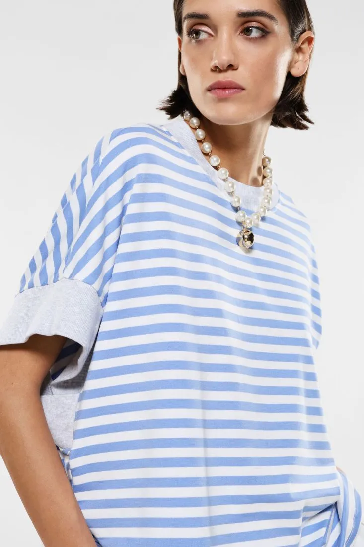 Oversized striped sweatshirt with contrasting hem and necklace.