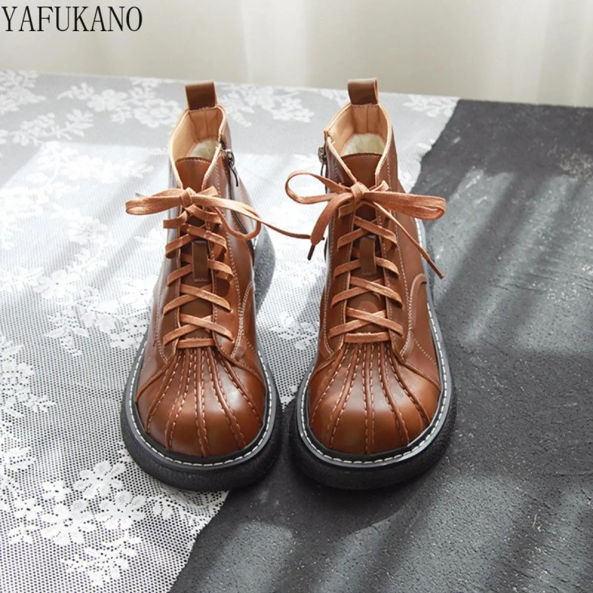 Short women's retro-style British boots Thick-soled boots with increased height Casual boots with stitched details