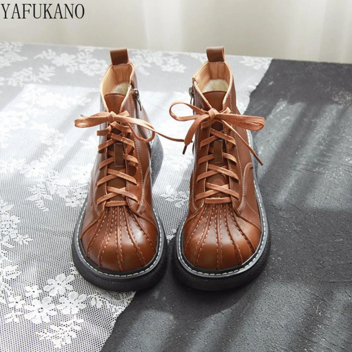 Short women's retro-style British boots Thick-soled boots with increased height Casual boots with stitched details