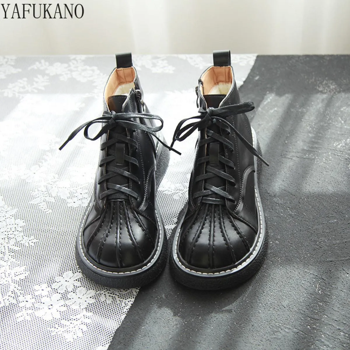 Short women's retro-style British boots Thick-soled boots with increased height Casual boots with stitched details