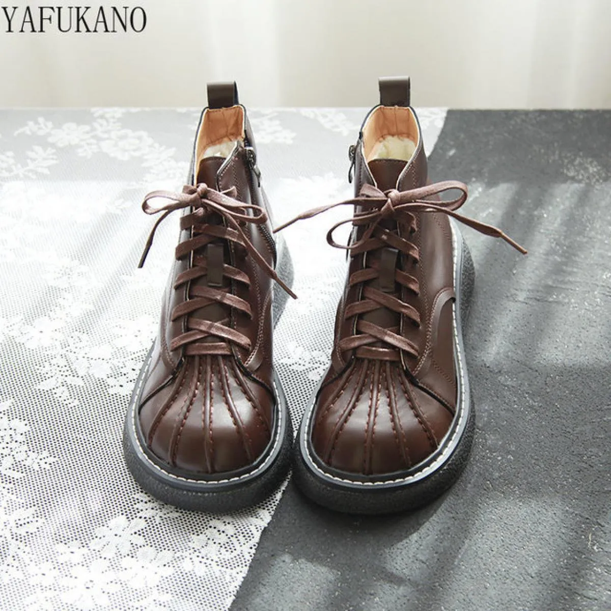 Short women's retro-style British boots Thick-soled boots with increased height Casual boots with stitched details