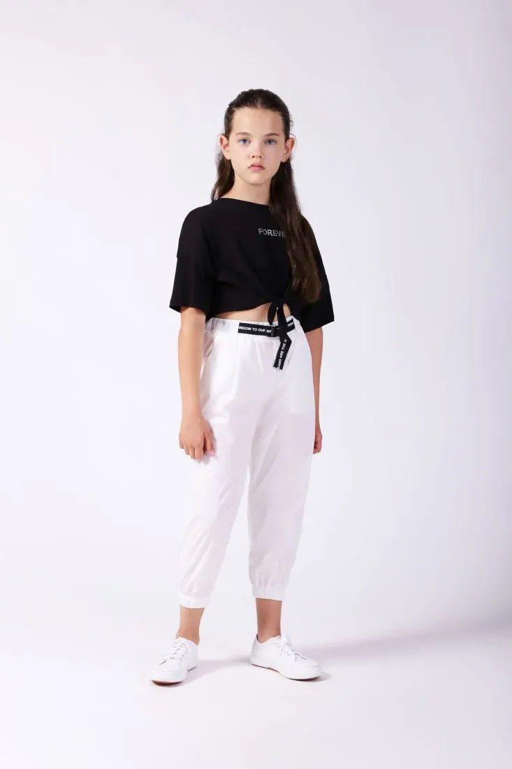 Slim-fit cropped cotton pants with belt for girls.