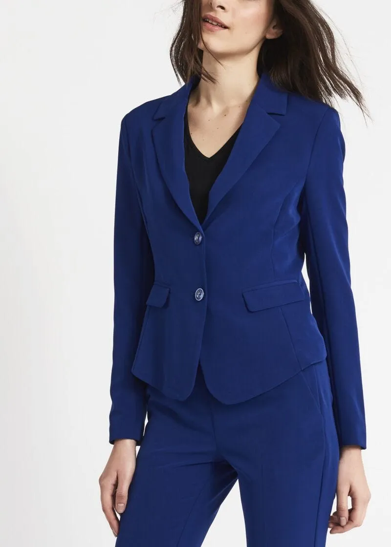 Slim fit single-breasted jacket.