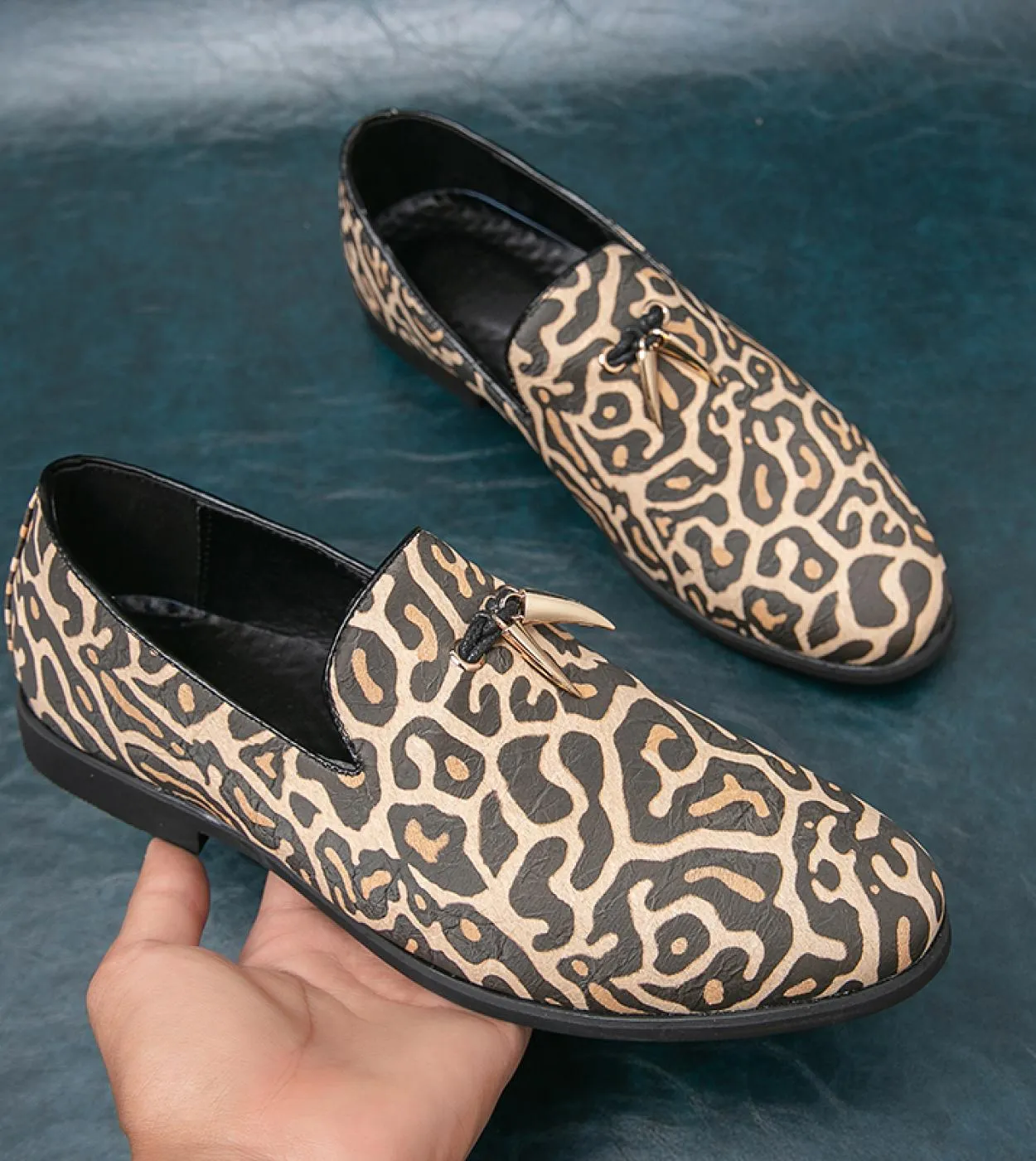 Spring men's loafers casual flat shoes men's nightclub party leopard print slip-on driving shoes in mor.