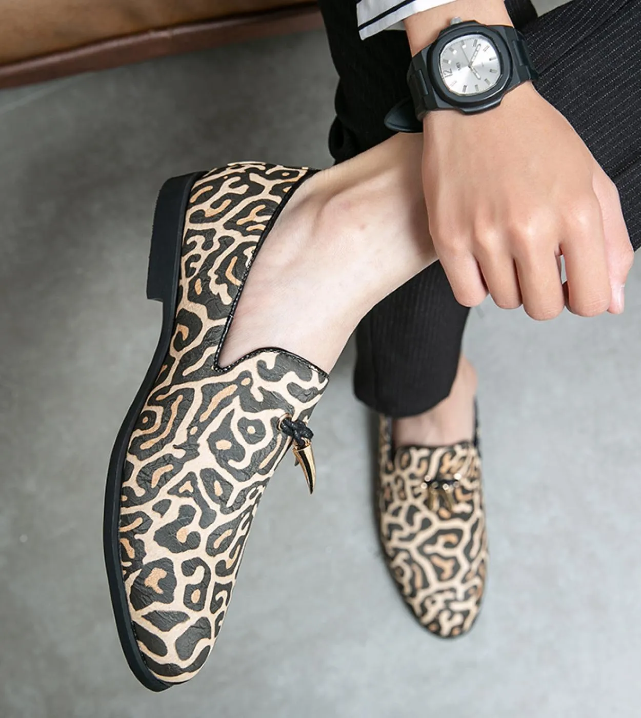 Spring men's loafers casual flat shoes men's nightclub party leopard print slip-on driving shoes in mor.