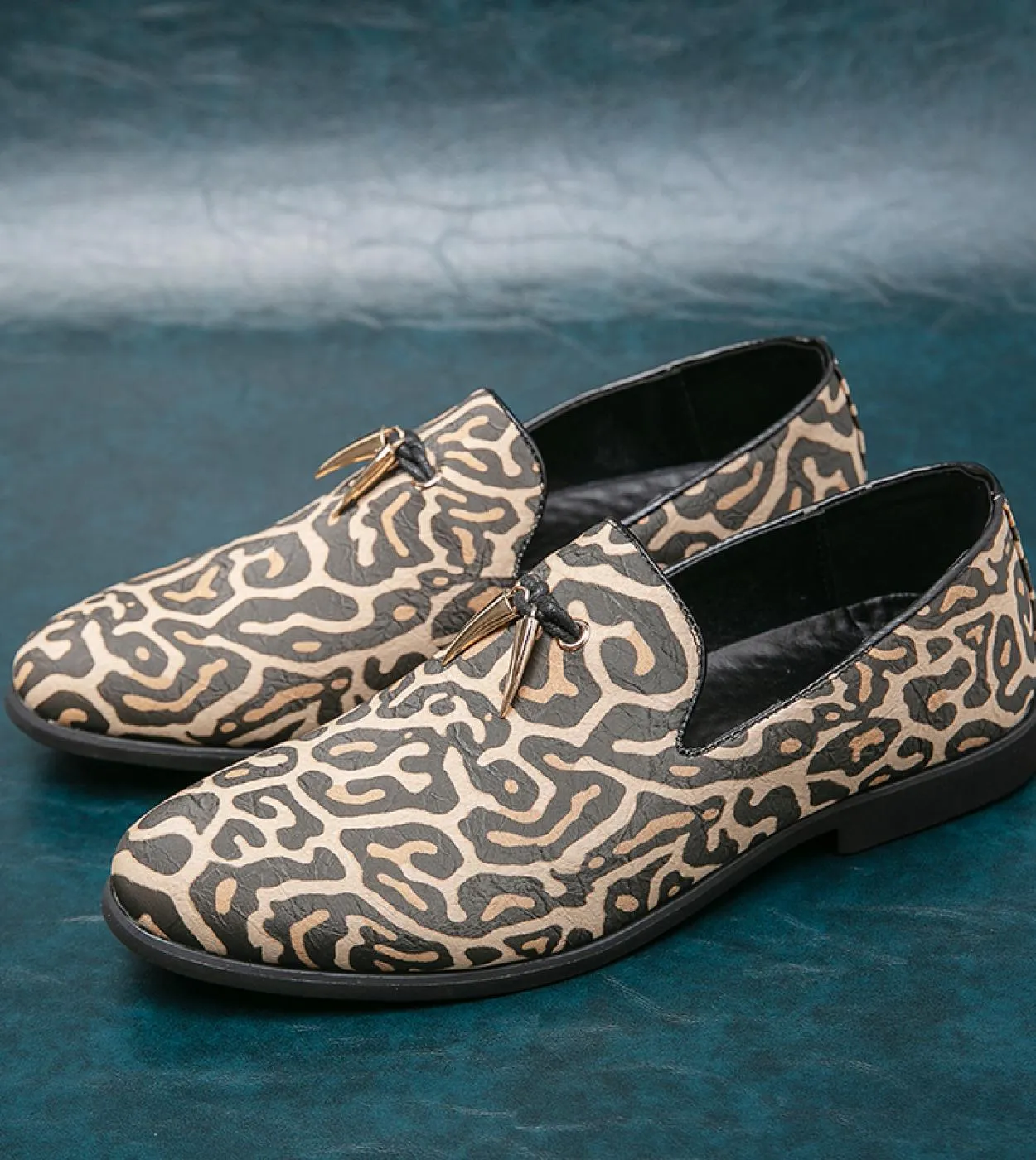 Spring men's loafers casual flat shoes men's nightclub party leopard print slip-on driving shoes in mor.