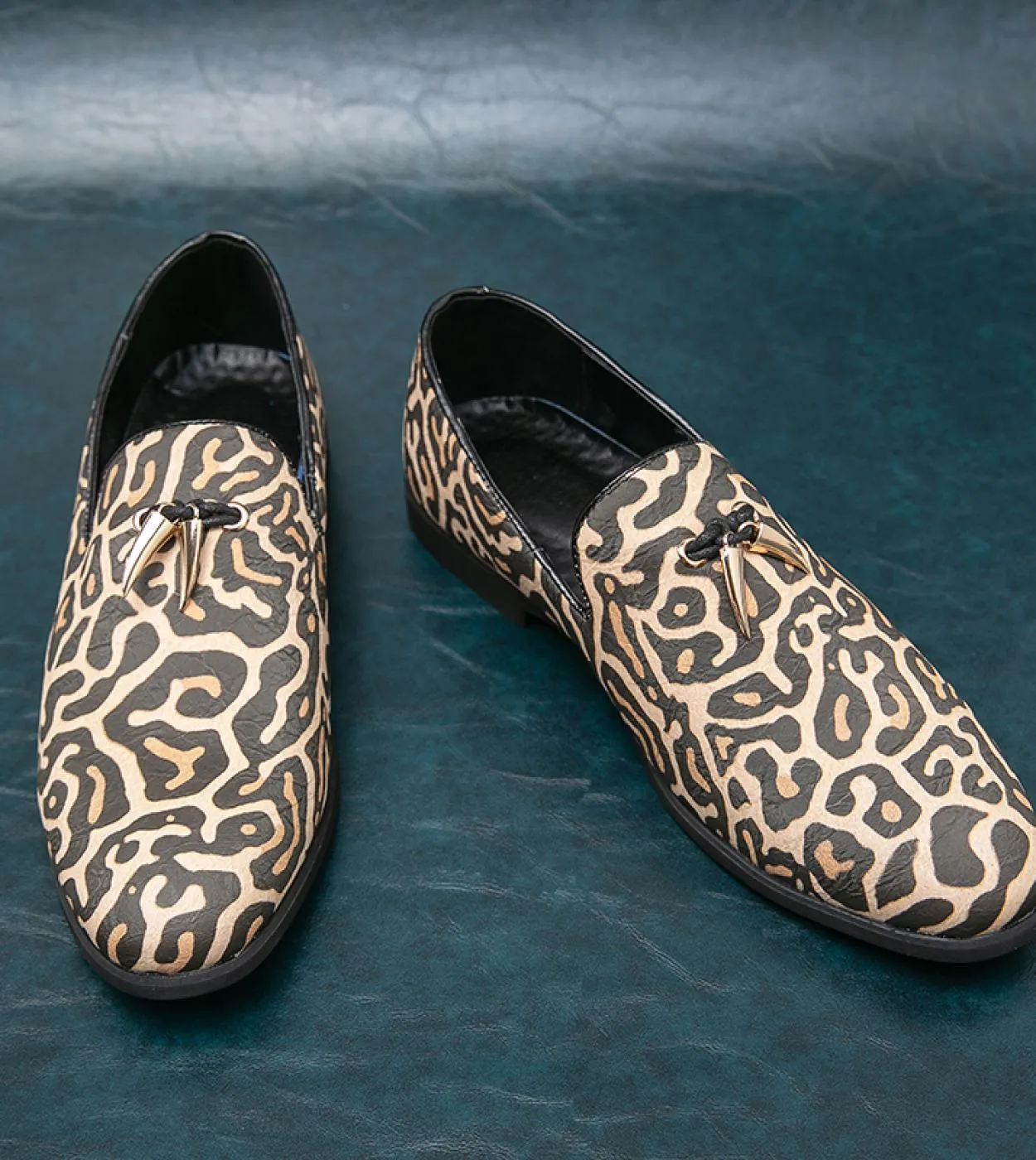 Spring men's loafers casual flat shoes men's nightclub party leopard print slip-on driving shoes in mor.