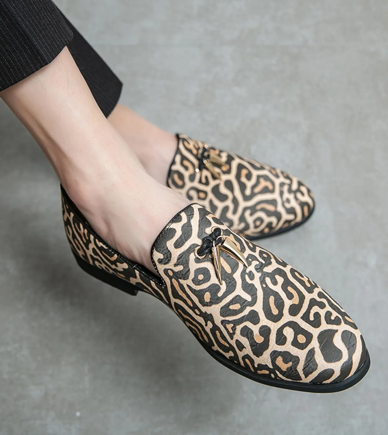Spring men's loafers casual flat shoes men's nightclub party leopard print slip-on driving shoes in mor.