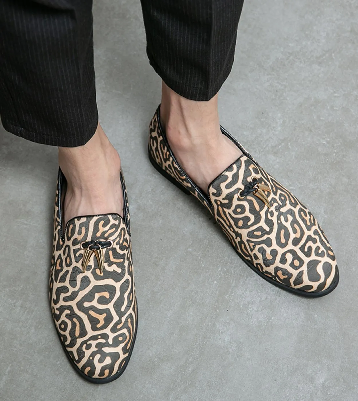 Spring men's loafers casual flat shoes men's nightclub party leopard print slip-on driving shoes in mor.
