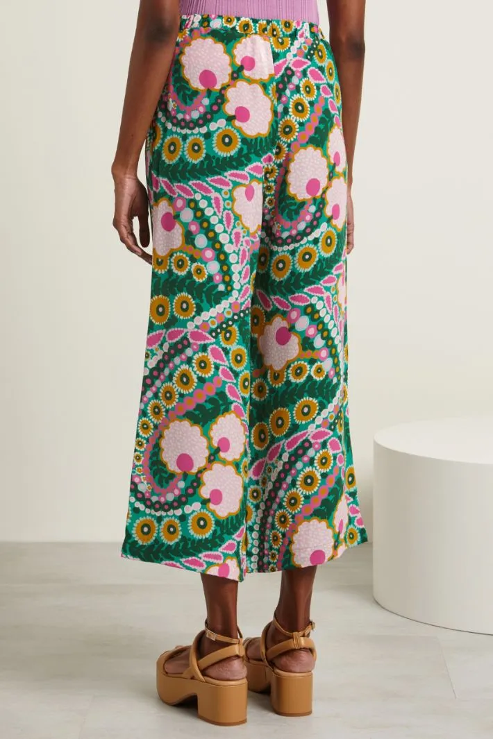 Stretch waistband pants.
