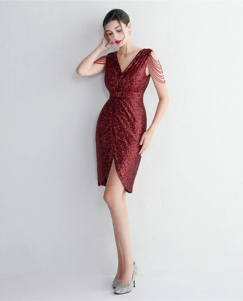 Subtle elegance highlighted in the evening banquet dress of the evening gown.